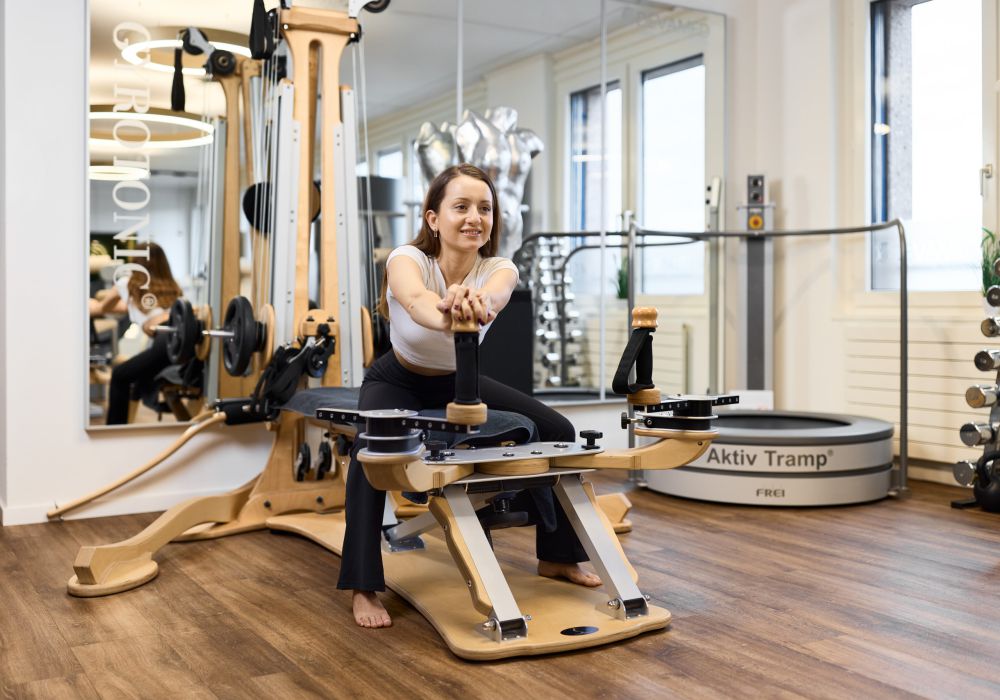 Frau auf Trainingsgerät