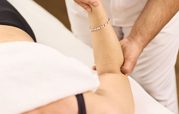 Osteopathische Behandlung am Arm