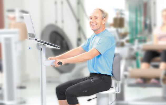 Mann auf Beckenbodentrainer