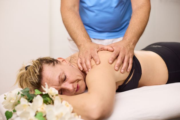 Behandlung an der Schulter