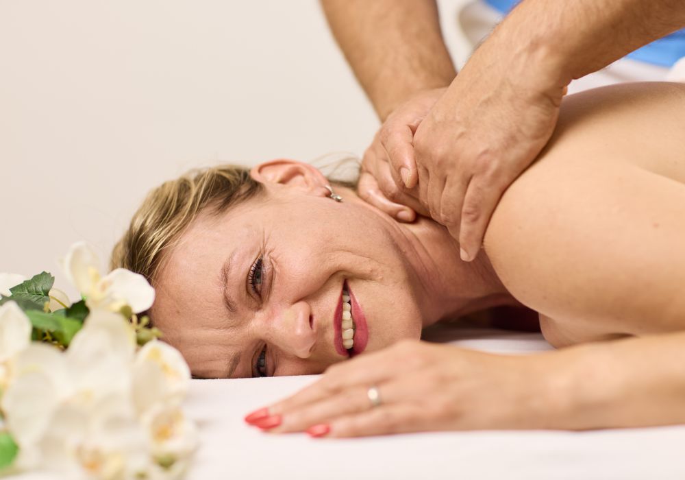 Frau bekommt Nackenmassage